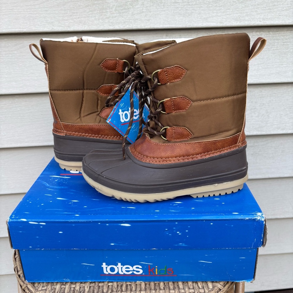 Totes Boy’s Brown and Tan Lace-Up Boots. New in Box. Size 4. - Picture 8 of 8